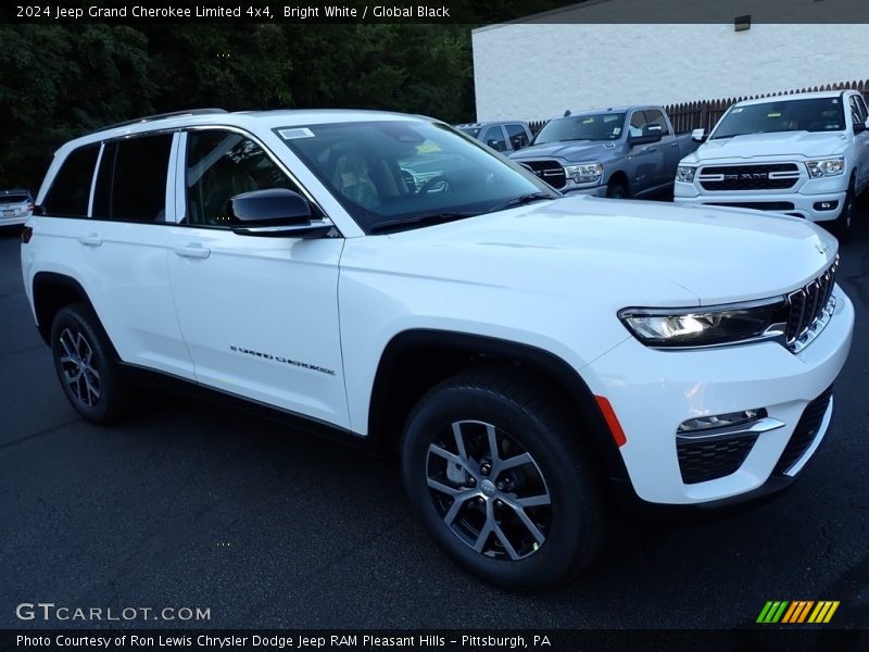 Front 3/4 View of 2024 Grand Cherokee Limited 4x4