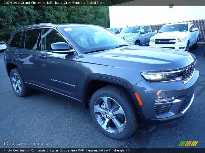 Front 3/4 View of 2024 Grand Cherokee 4XE