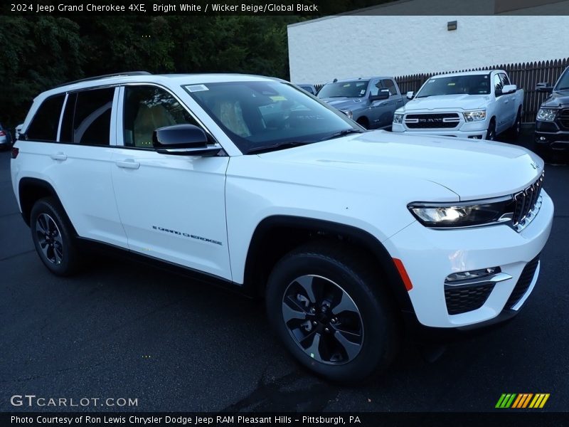 Front 3/4 View of 2024 Grand Cherokee 4XE
