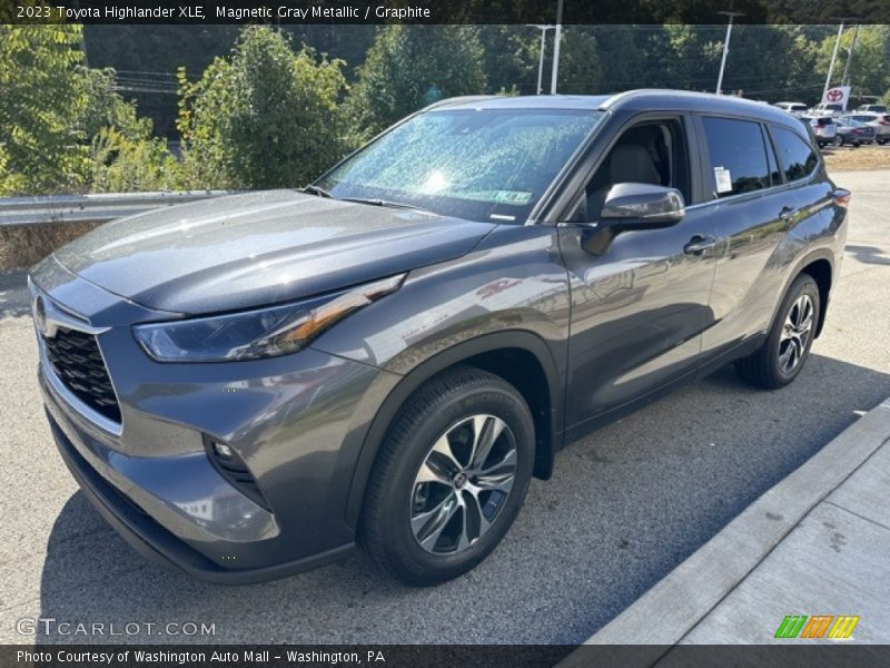 Magnetic Gray Metallic / Graphite 2023 Toyota Highlander XLE