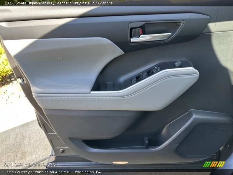 Magnetic Gray Metallic / Graphite 2023 Toyota Highlander XLE