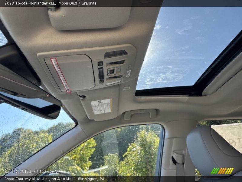 Moon Dust / Graphite 2023 Toyota Highlander XLE
