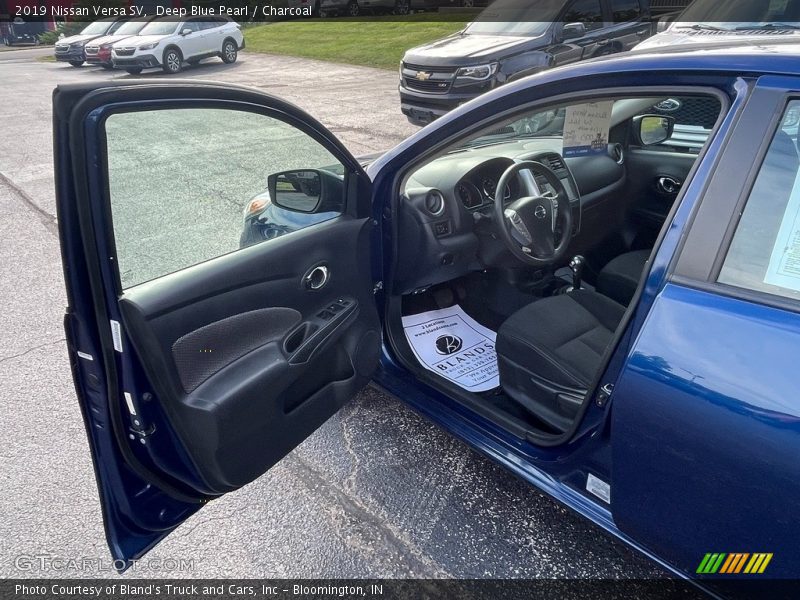Deep Blue Pearl / Charcoal 2019 Nissan Versa SV