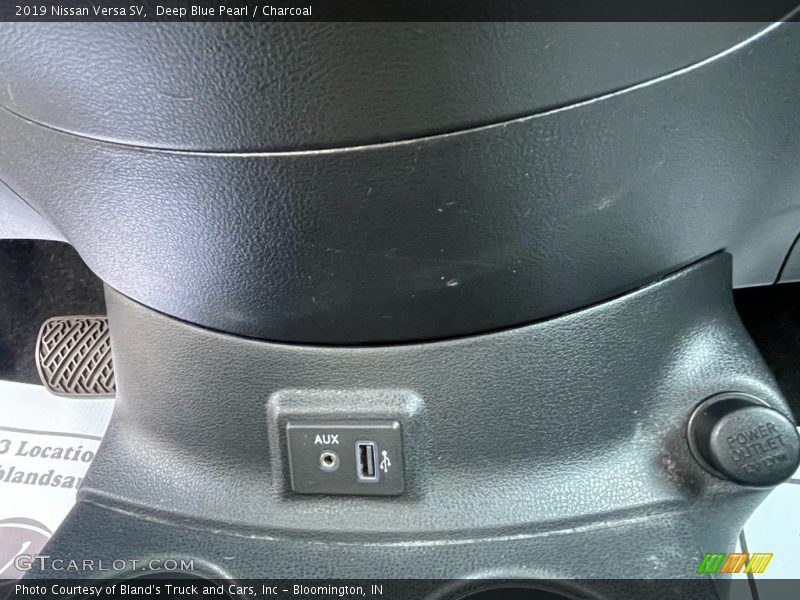 Deep Blue Pearl / Charcoal 2019 Nissan Versa SV