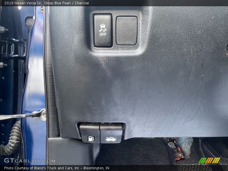 Deep Blue Pearl / Charcoal 2019 Nissan Versa SV