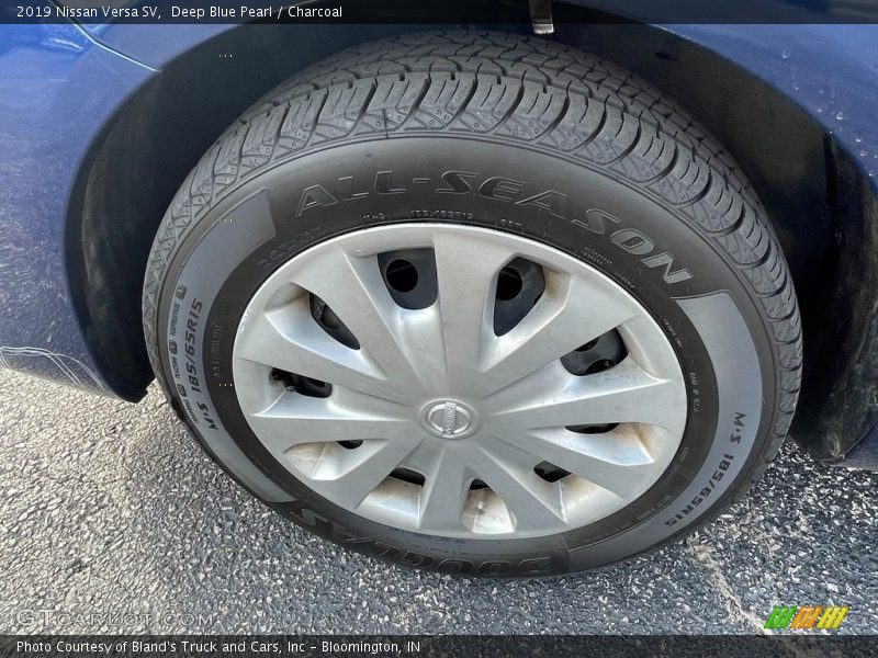 Deep Blue Pearl / Charcoal 2019 Nissan Versa SV