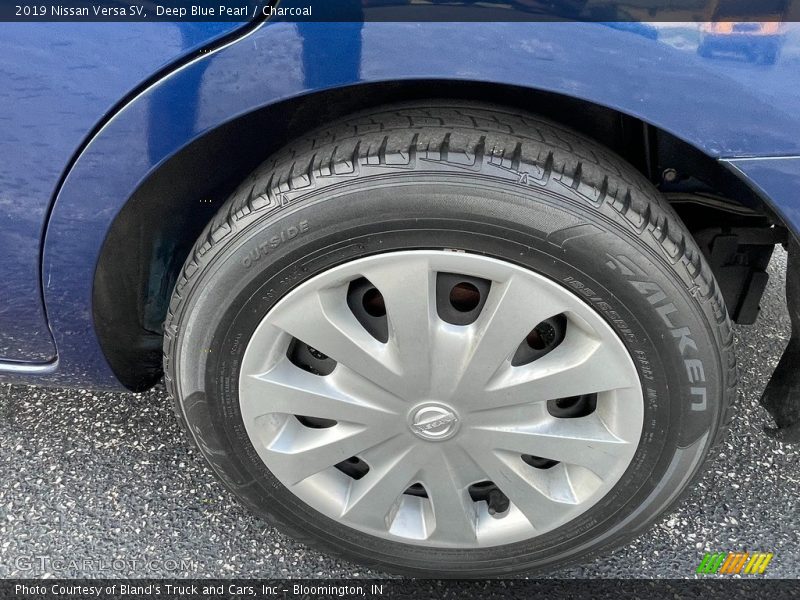 Deep Blue Pearl / Charcoal 2019 Nissan Versa SV