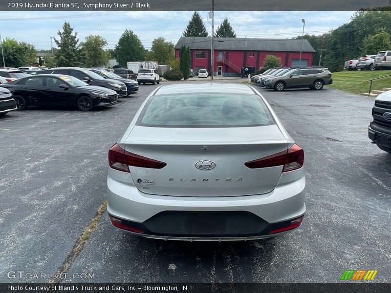 Symphony Silver / Black 2019 Hyundai Elantra SE