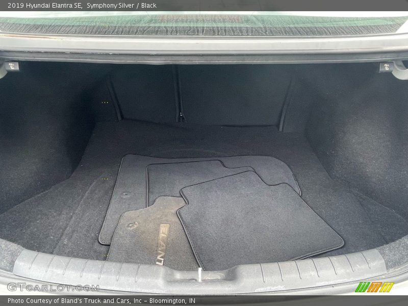 Symphony Silver / Black 2019 Hyundai Elantra SE