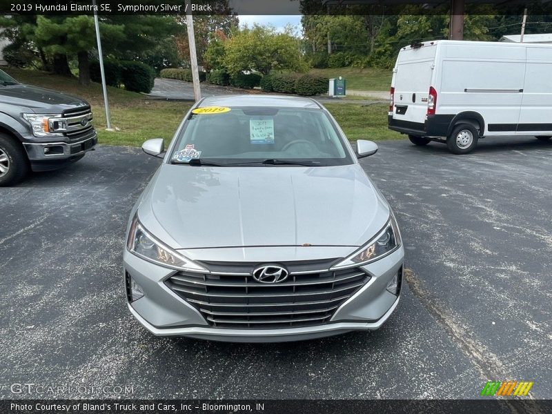 Symphony Silver / Black 2019 Hyundai Elantra SE