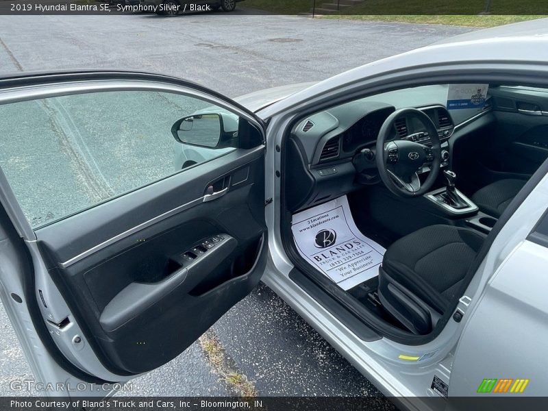 Symphony Silver / Black 2019 Hyundai Elantra SE