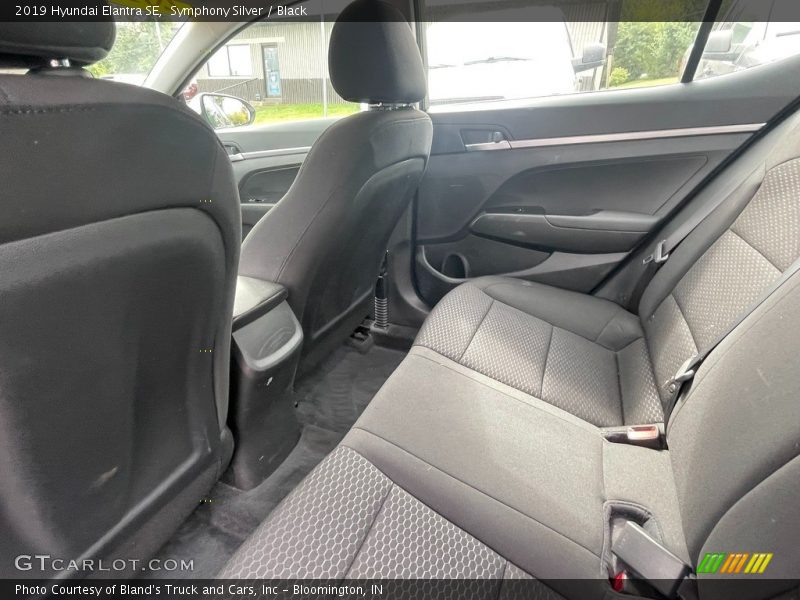 Symphony Silver / Black 2019 Hyundai Elantra SE