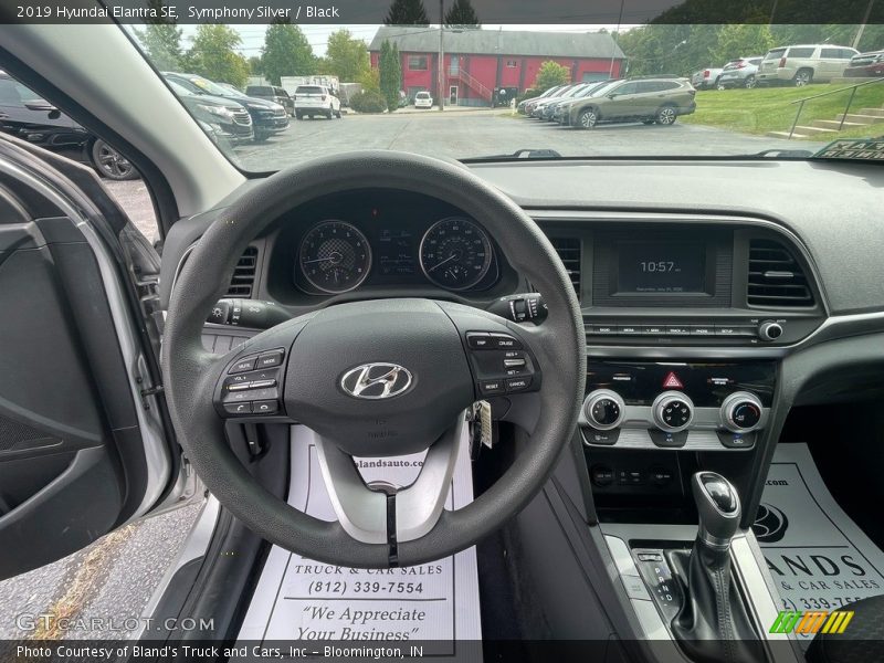 Symphony Silver / Black 2019 Hyundai Elantra SE
