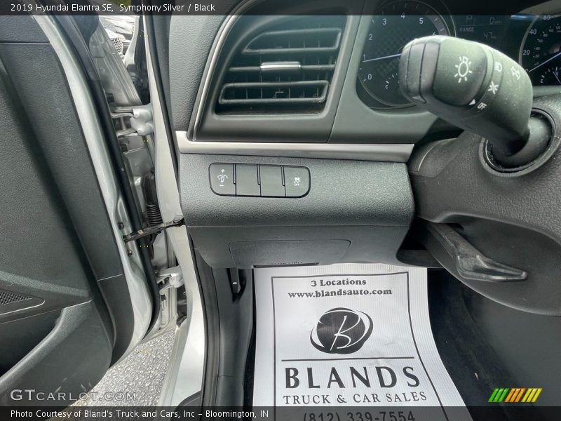 Symphony Silver / Black 2019 Hyundai Elantra SE