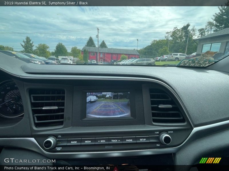 Symphony Silver / Black 2019 Hyundai Elantra SE
