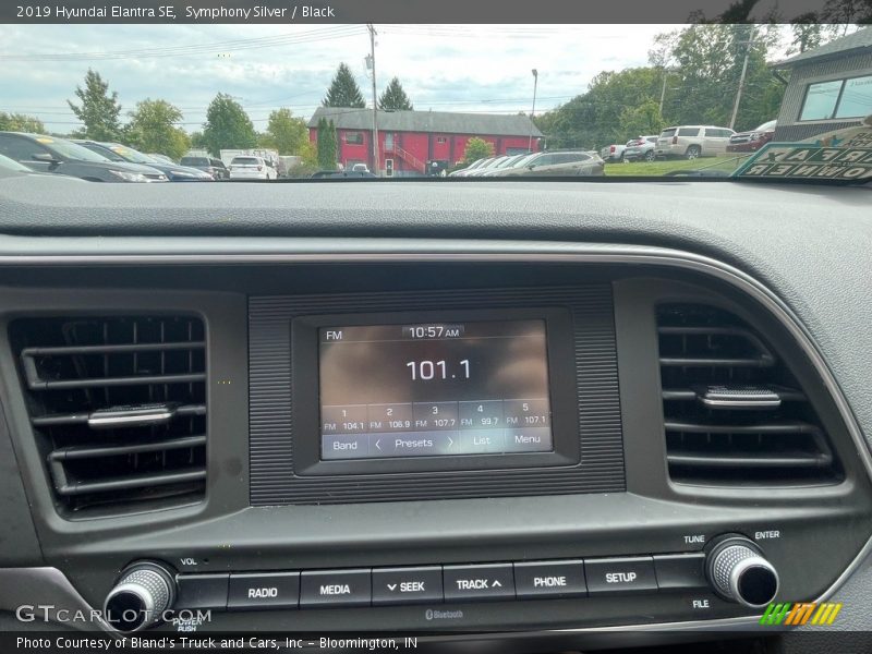 Symphony Silver / Black 2019 Hyundai Elantra SE