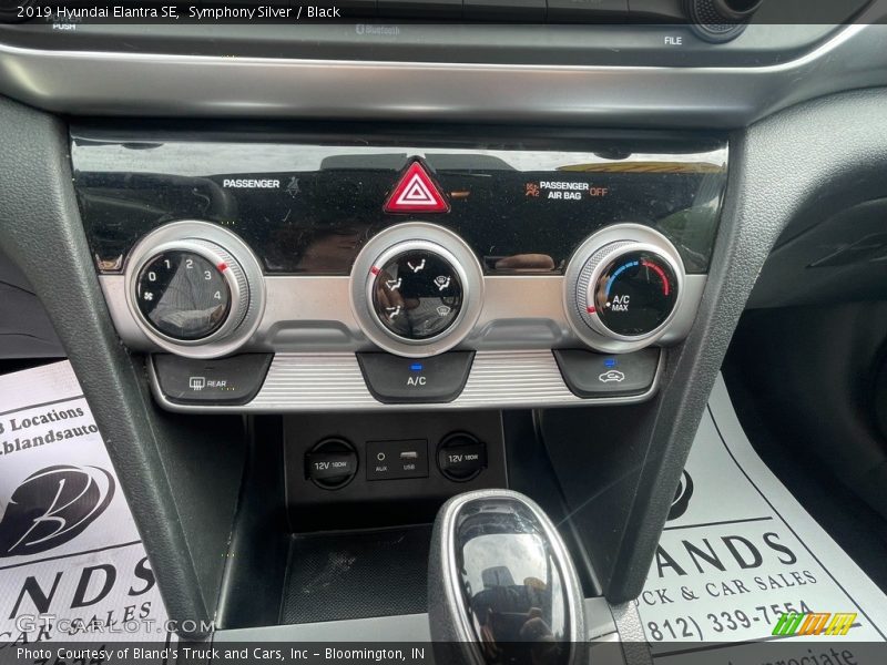Symphony Silver / Black 2019 Hyundai Elantra SE