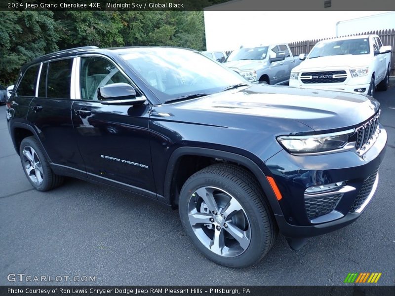 Front 3/4 View of 2024 Grand Cherokee 4XE