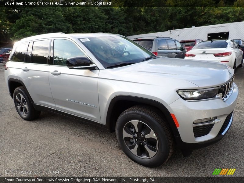 Front 3/4 View of 2024 Grand Cherokee 4XE