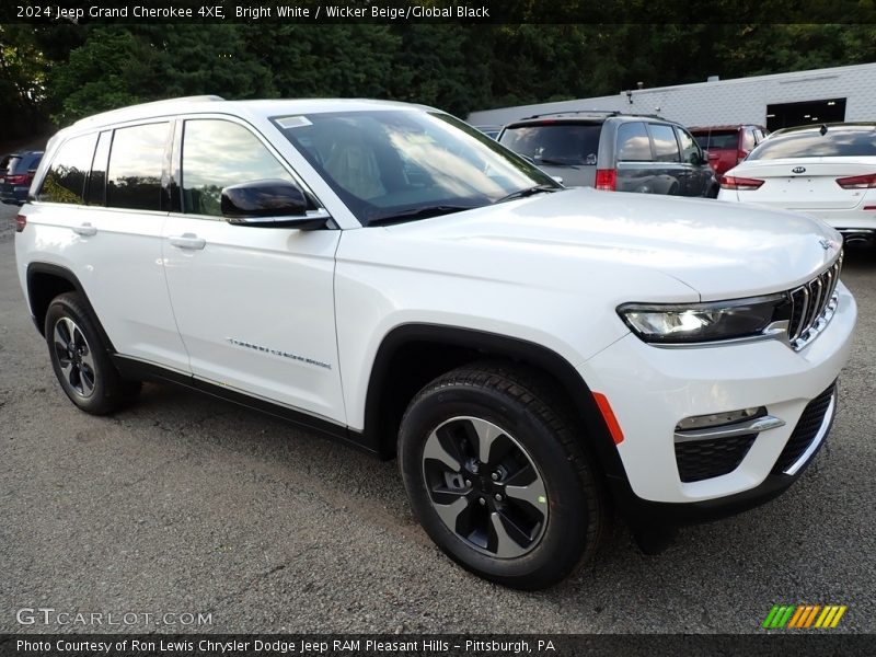 Front 3/4 View of 2024 Grand Cherokee 4XE