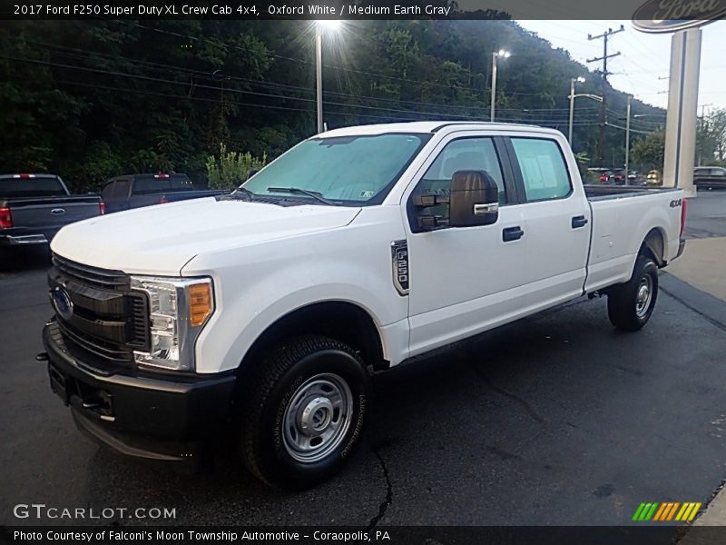 Front 3/4 View of 2017 F250 Super Duty XL Crew Cab 4x4