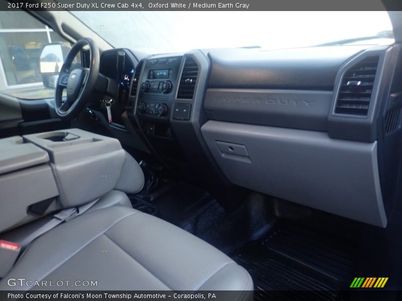 Oxford White / Medium Earth Gray 2017 Ford F250 Super Duty XL Crew Cab 4x4