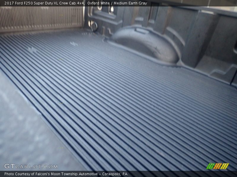 Oxford White / Medium Earth Gray 2017 Ford F250 Super Duty XL Crew Cab 4x4