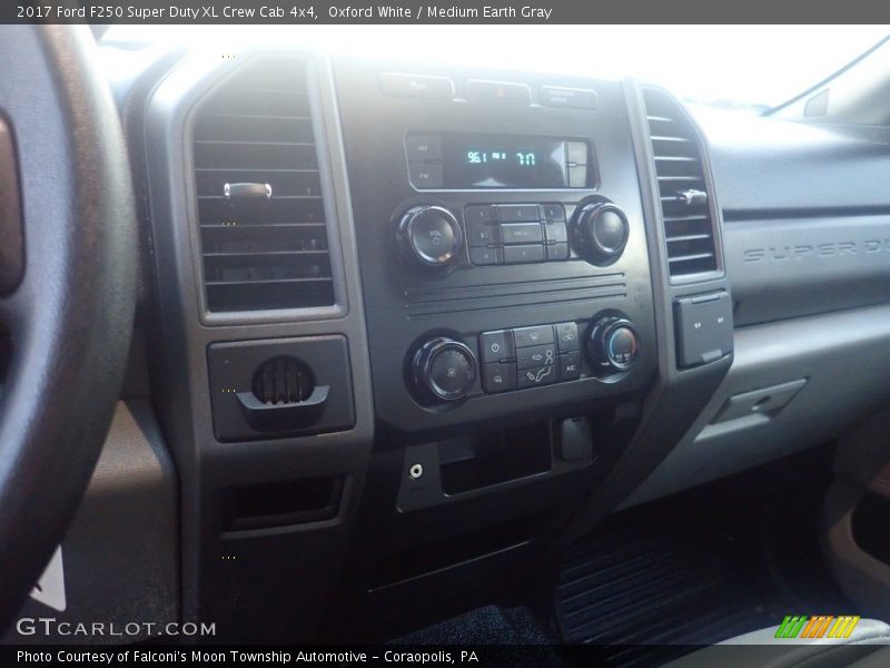 Oxford White / Medium Earth Gray 2017 Ford F250 Super Duty XL Crew Cab 4x4