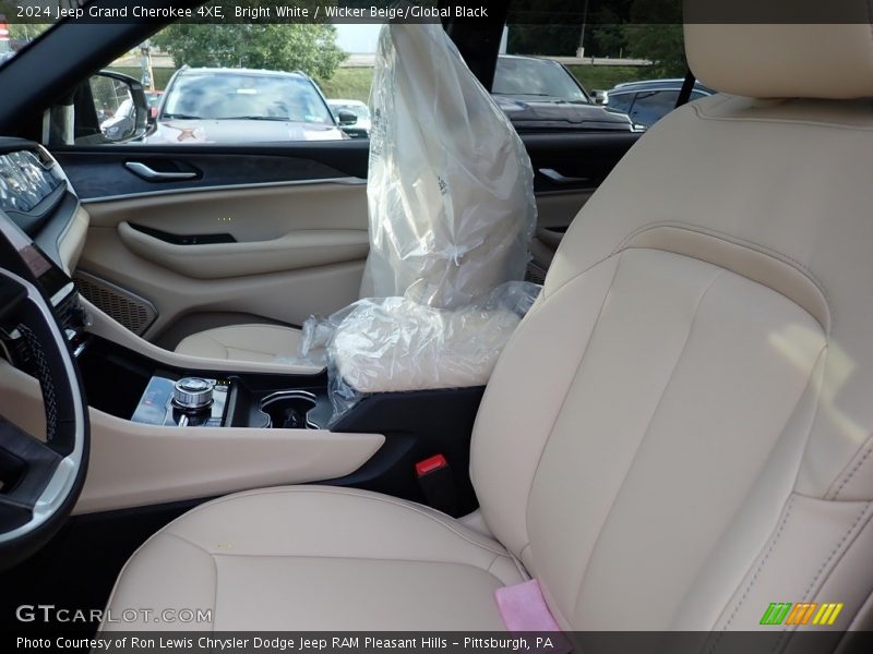 Bright White / Wicker Beige/Global Black 2024 Jeep Grand Cherokee 4XE
