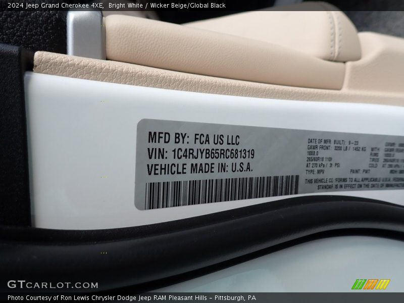 Bright White / Wicker Beige/Global Black 2024 Jeep Grand Cherokee 4XE