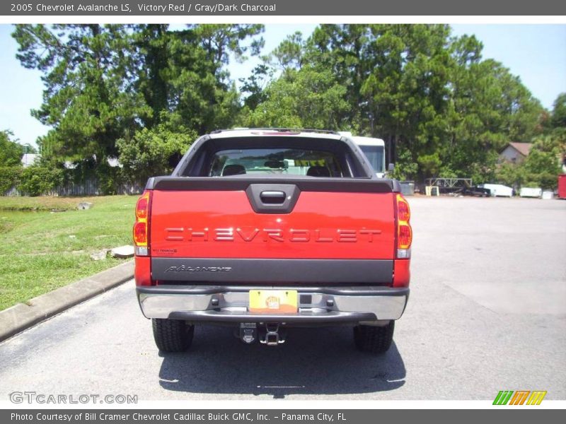 Victory Red / Gray/Dark Charcoal 2005 Chevrolet Avalanche LS