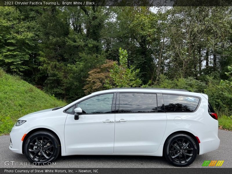 Bright White / Black 2023 Chrysler Pacifica Touring L