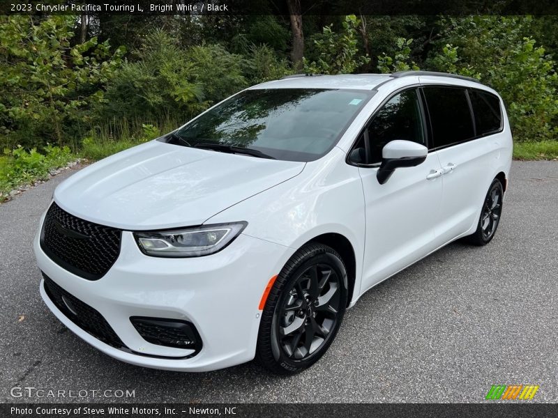 Bright White / Black 2023 Chrysler Pacifica Touring L