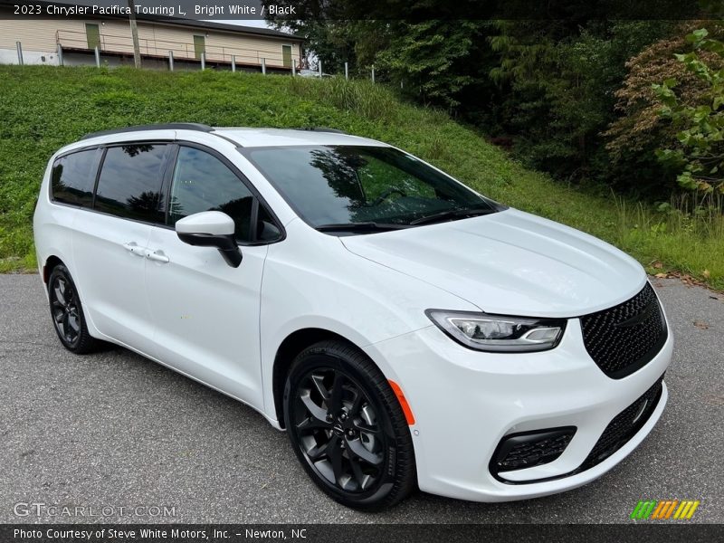 Bright White / Black 2023 Chrysler Pacifica Touring L