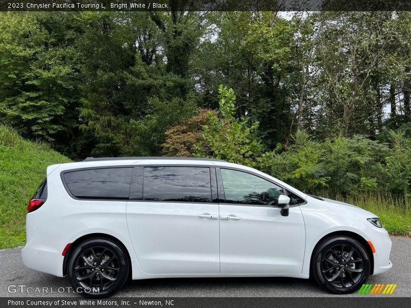 Bright White / Black 2023 Chrysler Pacifica Touring L