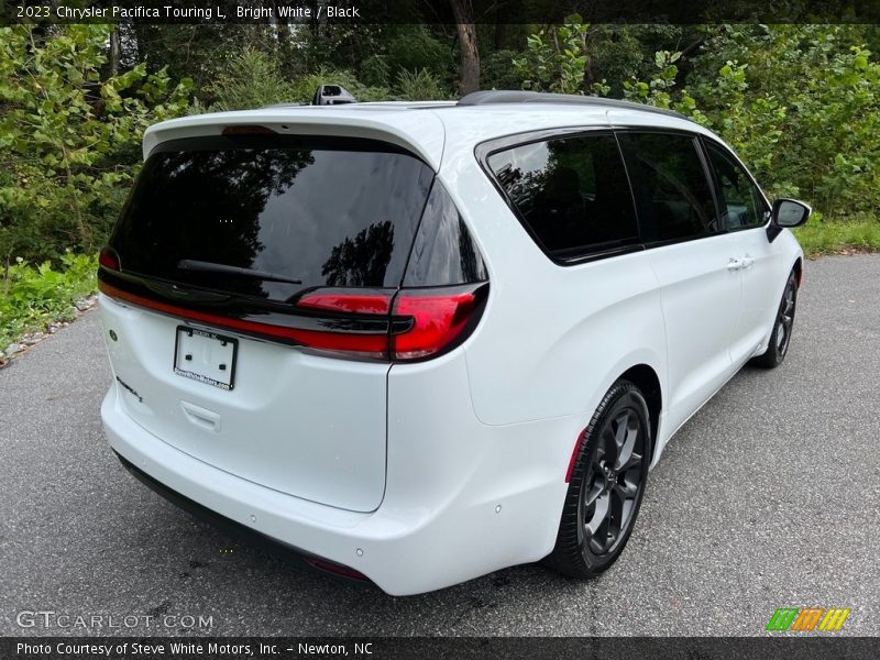 Bright White / Black 2023 Chrysler Pacifica Touring L
