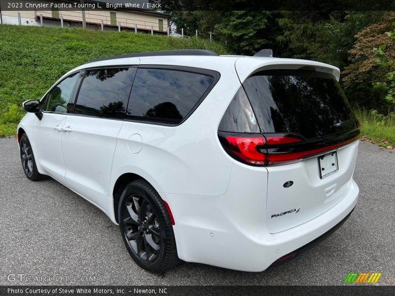 Bright White / Black 2023 Chrysler Pacifica Touring L