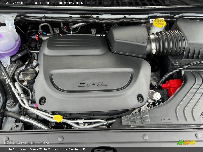 Bright White / Black 2023 Chrysler Pacifica Touring L
