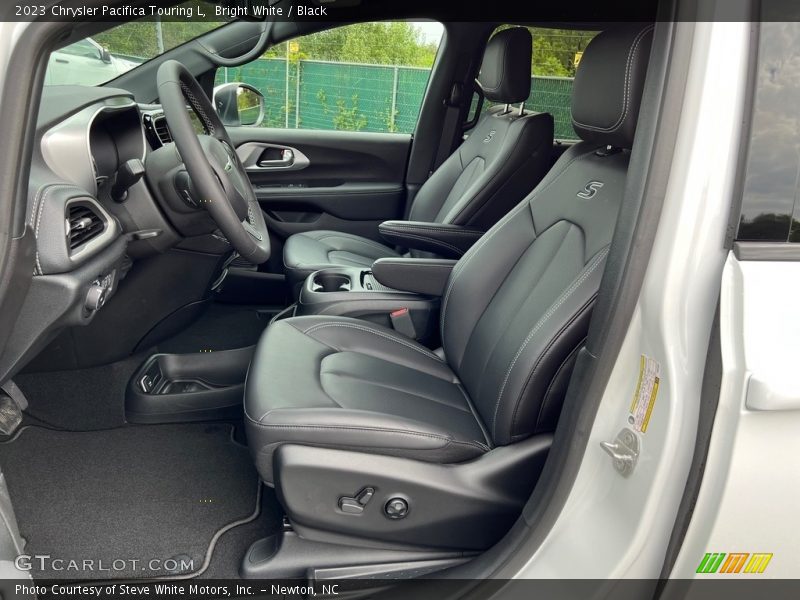 Bright White / Black 2023 Chrysler Pacifica Touring L