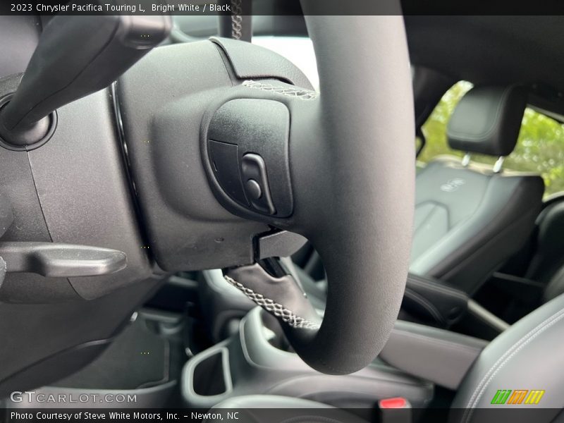 Bright White / Black 2023 Chrysler Pacifica Touring L