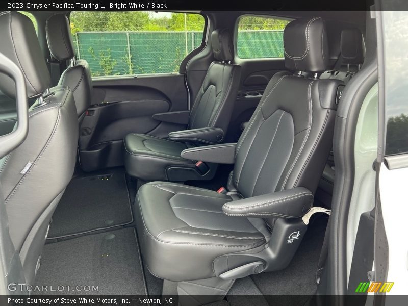 Bright White / Black 2023 Chrysler Pacifica Touring L