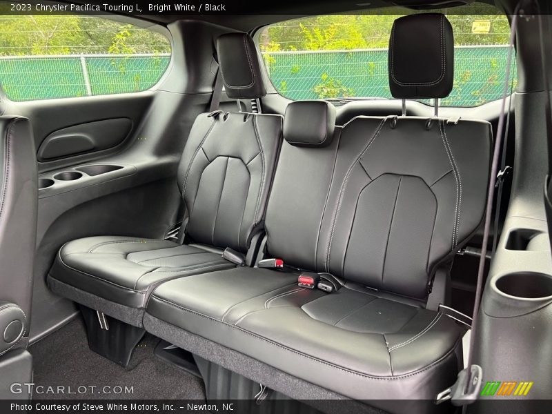 Bright White / Black 2023 Chrysler Pacifica Touring L