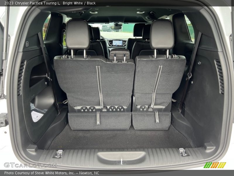 Bright White / Black 2023 Chrysler Pacifica Touring L