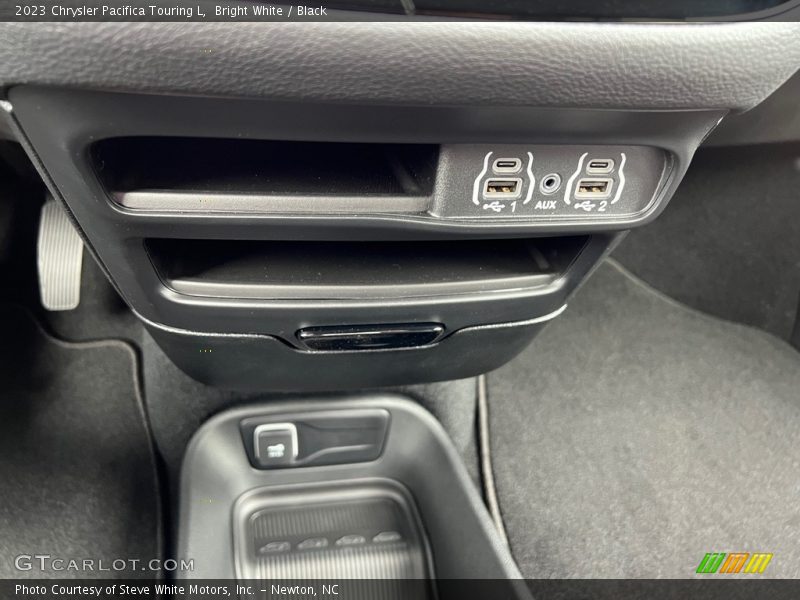 Bright White / Black 2023 Chrysler Pacifica Touring L