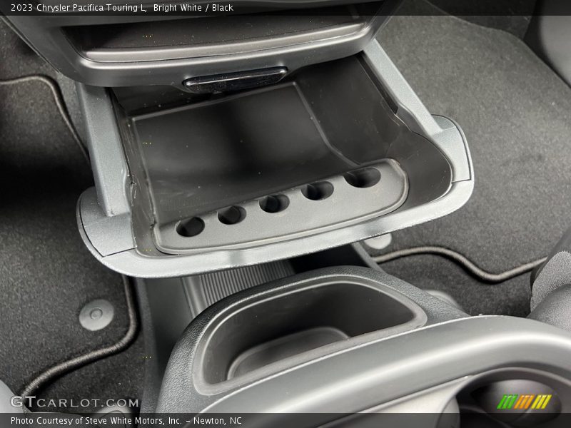 Bright White / Black 2023 Chrysler Pacifica Touring L