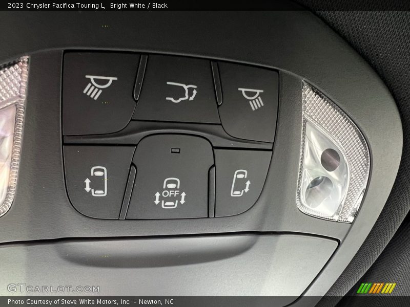 Bright White / Black 2023 Chrysler Pacifica Touring L