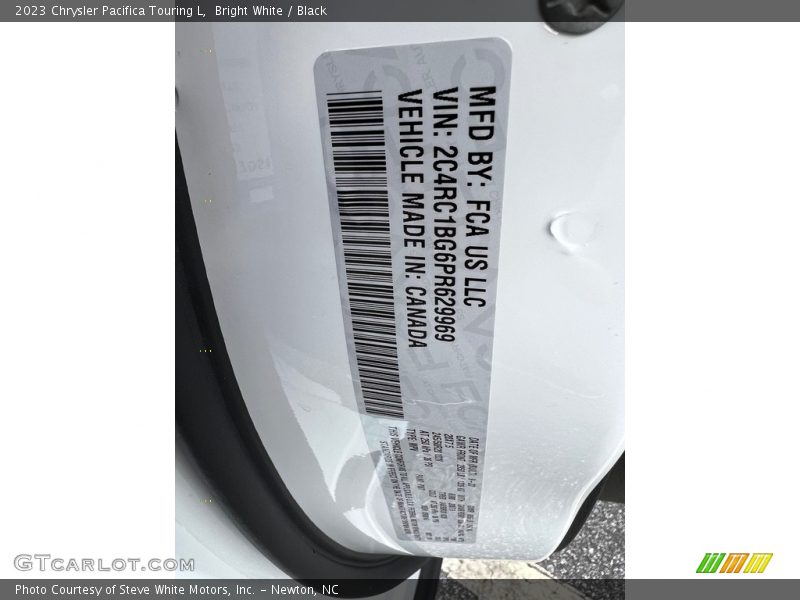 Bright White / Black 2023 Chrysler Pacifica Touring L