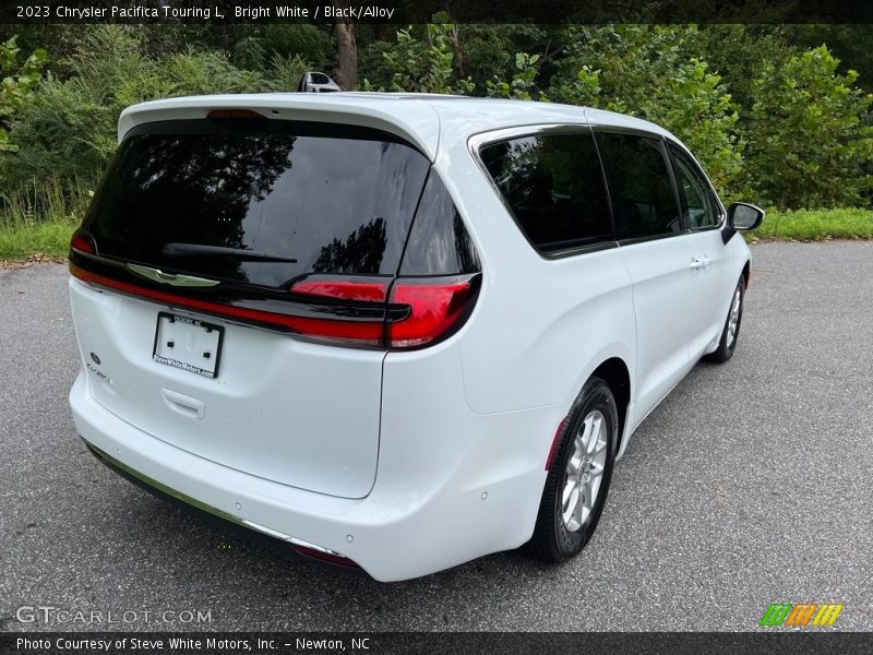 Bright White / Black/Alloy 2023 Chrysler Pacifica Touring L