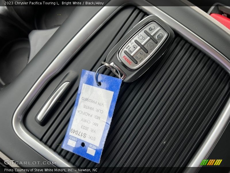 Keys of 2023 Pacifica Touring L
