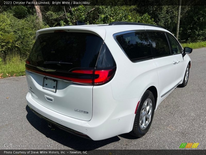 Bright White / Black/Alloy 2023 Chrysler Pacifica Limited